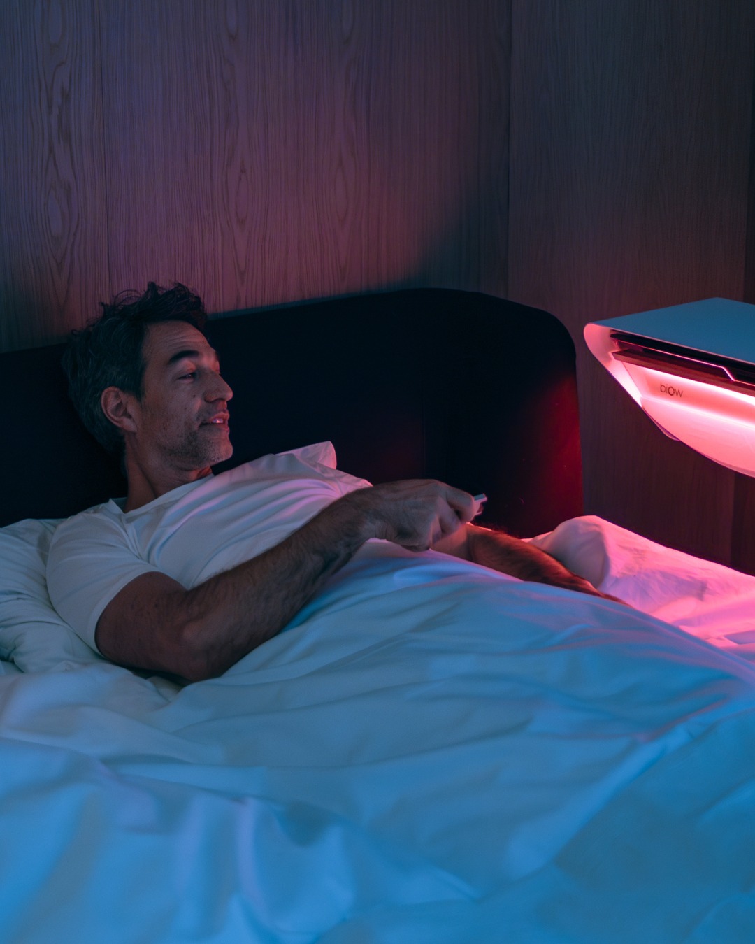 Hombre en la cama junto al dispositivo BIOW