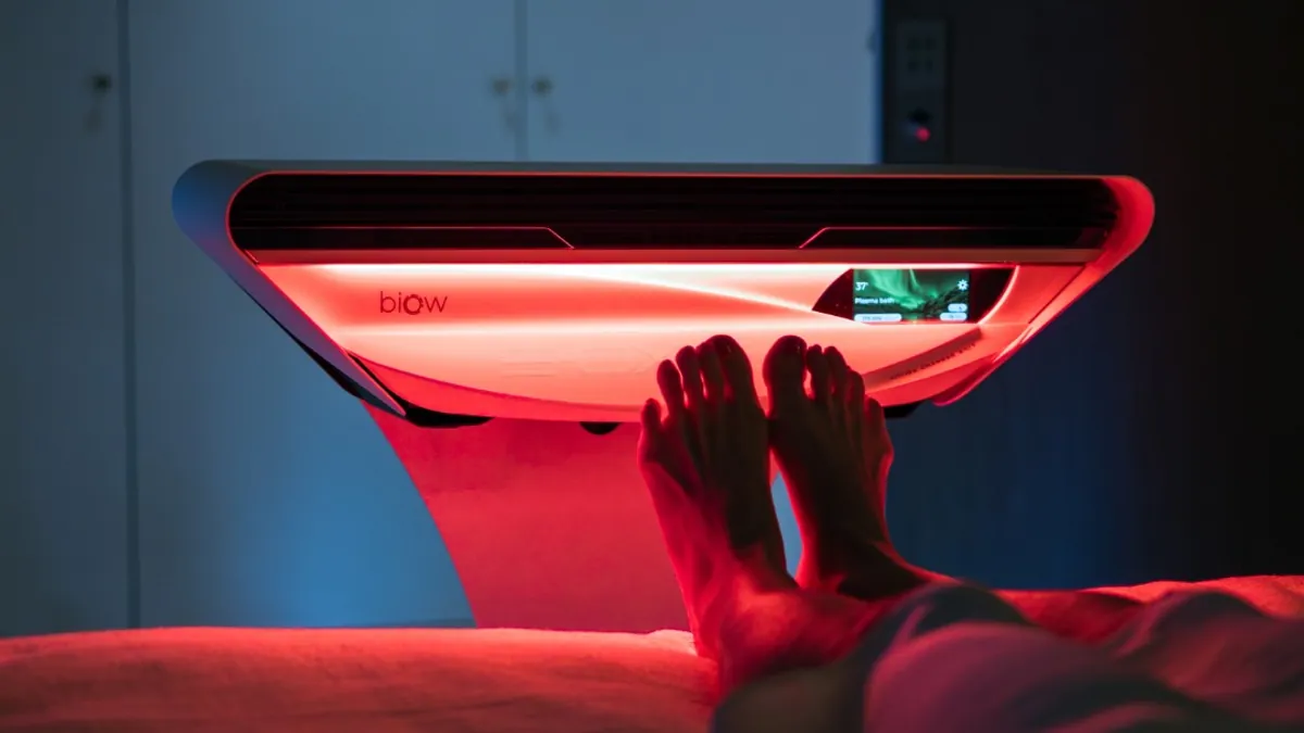 Pies de una persona muy cerca del dispositivo BIOW, con el baño de plasma activado