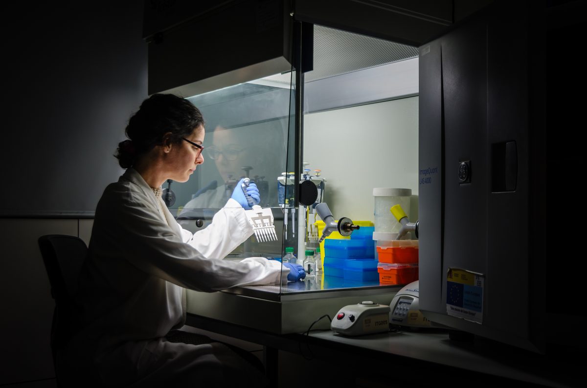 Investigadora trabajando con muestras en un laboratorio