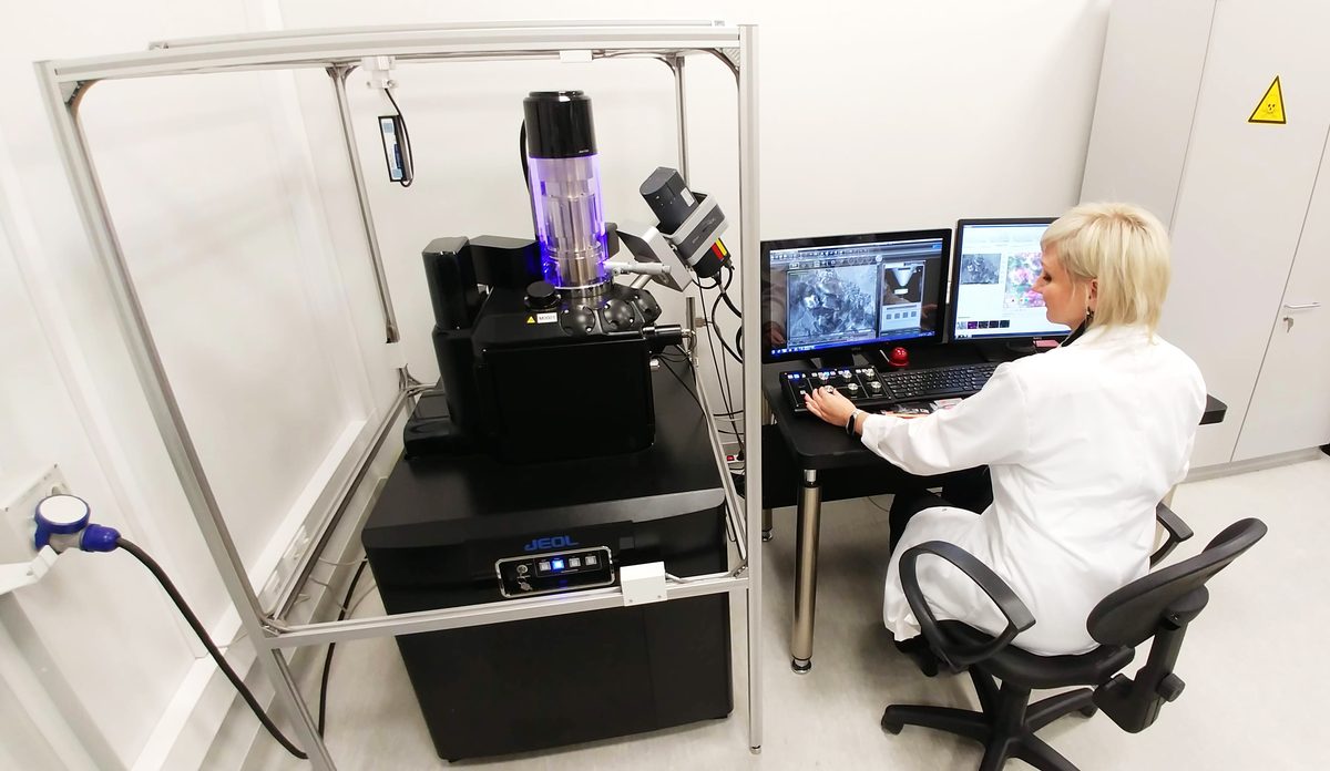 Científica trabajando con un microscopio electrónico de barrido